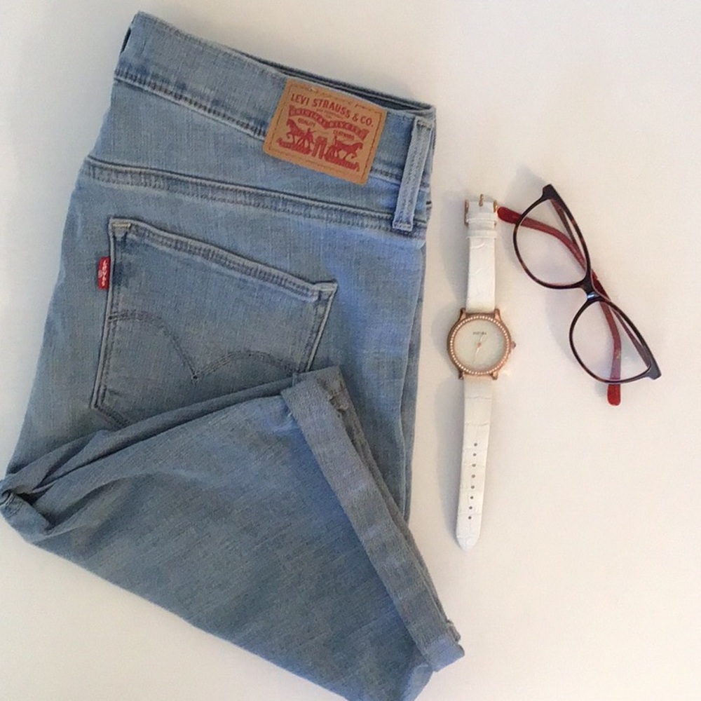 LEVI’S Slimming Skinny Shorts